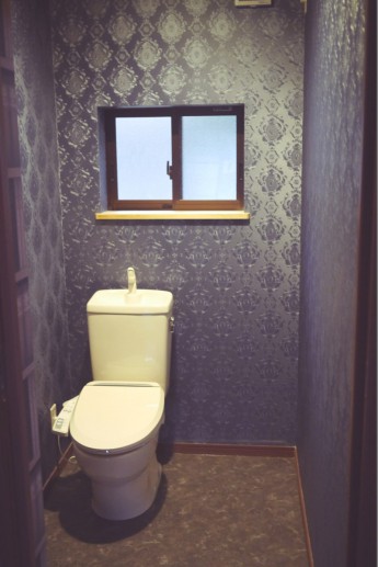 「モダンな壁紙のトイレ」の画像